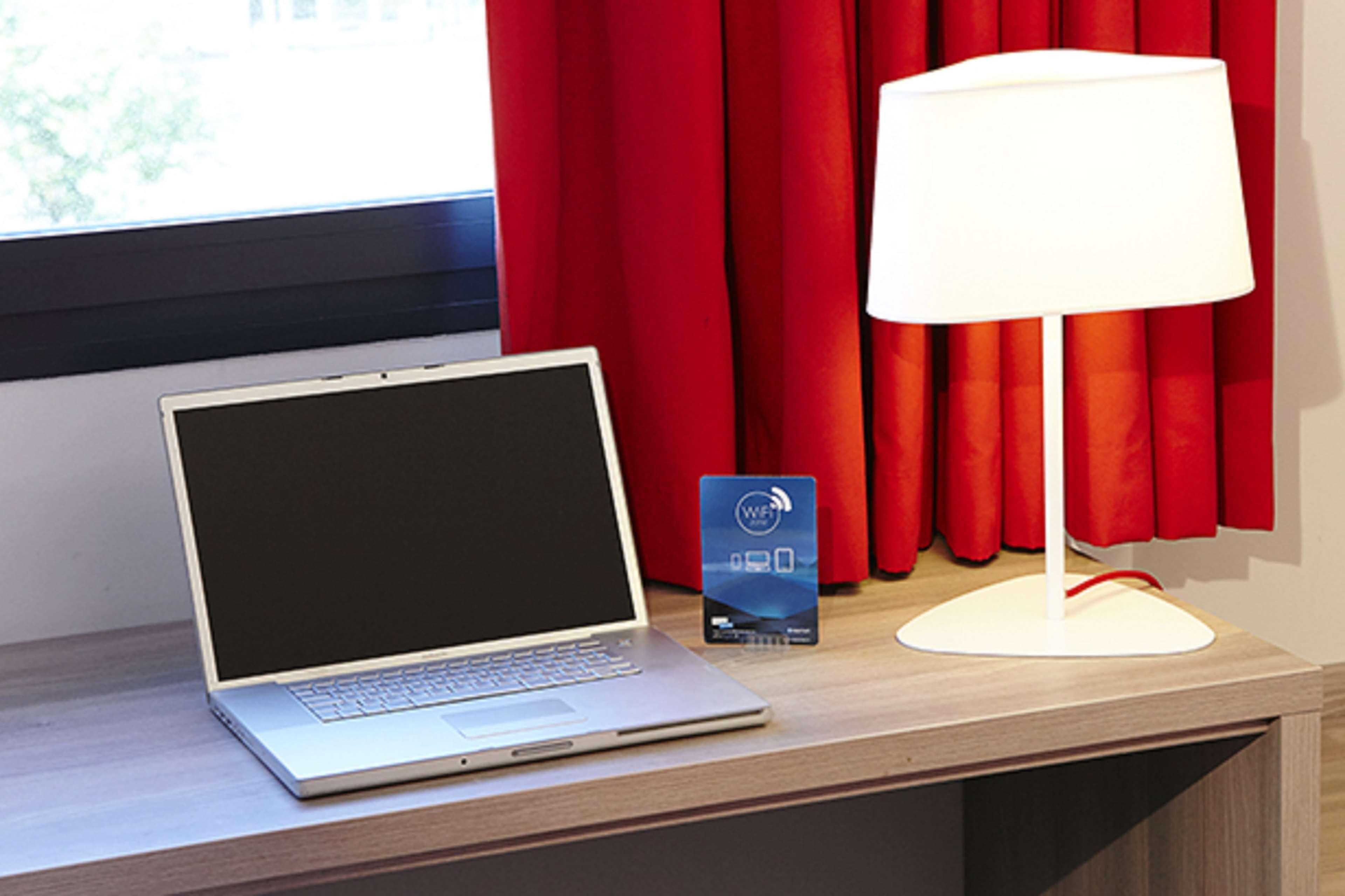 Ibis Lyon Est Meyzieu Hotel Buitenkant foto